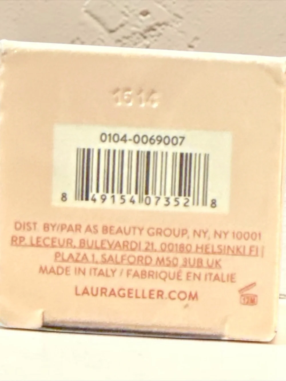 Laura Geller Hydrating Liquid Foundation in Warm Beige & Cream Packaging